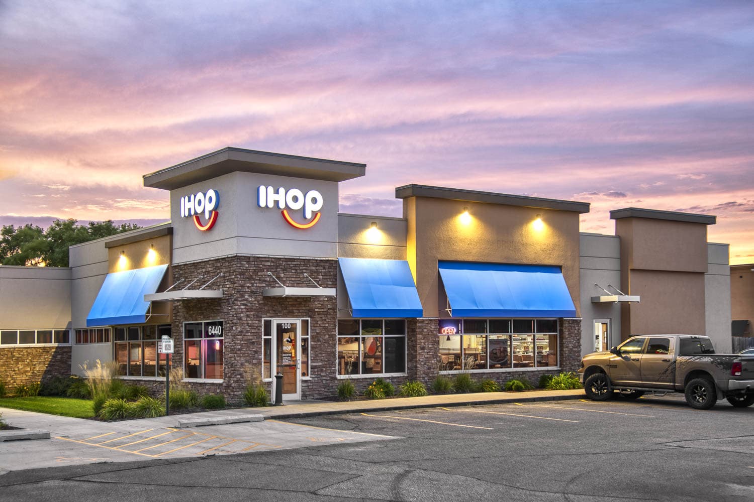 https://d3n2401vhvcfv5.cloudfront.net/_images/company/ihop/1734461989620-IHOP Exterior1.JPG