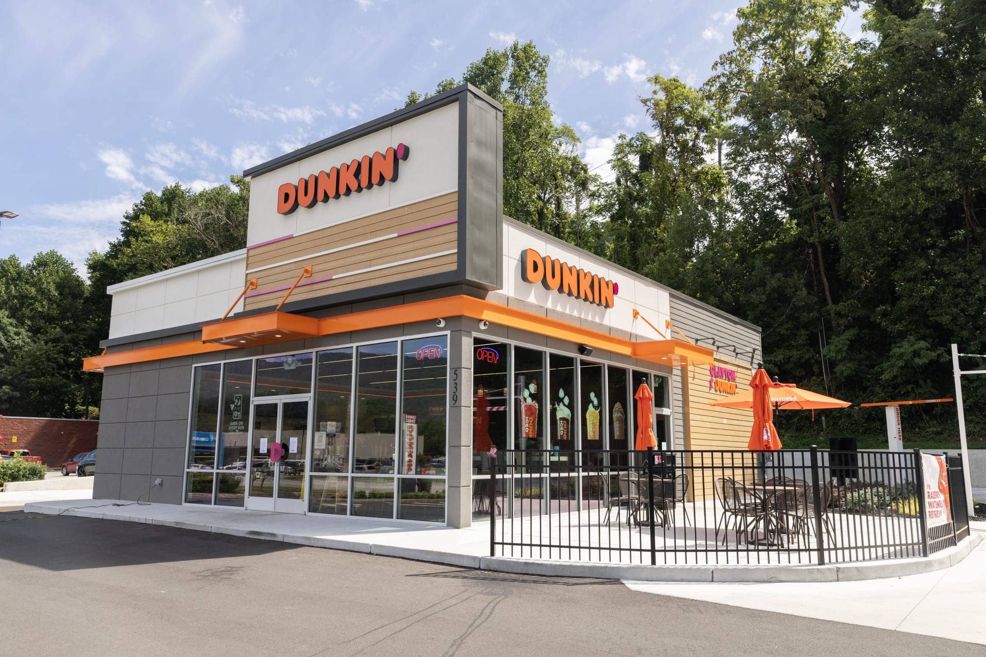 https://d3n2401vhvcfv5.cloudfront.net/_images/company/dunkin donuts/1734645824552-Dunkin-Exterior-1.jpg
